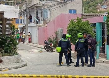 Sicarios asesinan a mujer en plena calle de Santa Marta: conmoción en Alfonso López