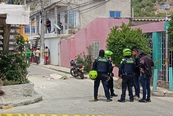 Sicarios asesinan a mujer en plena calle de Santa Marta: conmoción en Alfonso López