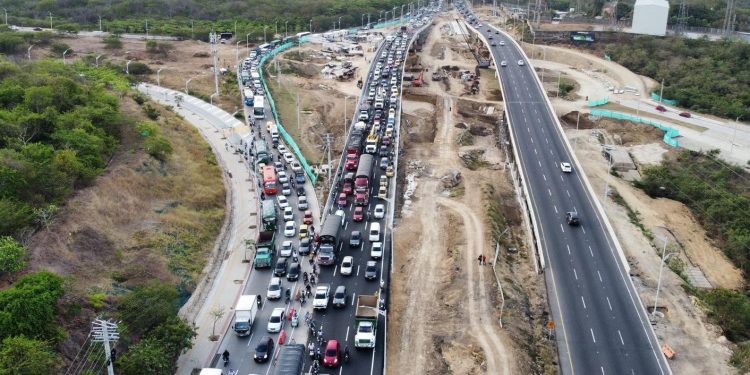 Congestión en puente sur-norte del intercambiador vial de Alameda preocupa a conductores