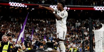 Vinicius decide un derbi intenso y mantiene al Real Madrid en la lucha por LaLiga