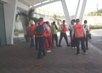 ¡Pánico en el aeropuerto de Barranquilla! Caninos especializados detectaron una maleta sospechosa en bodega