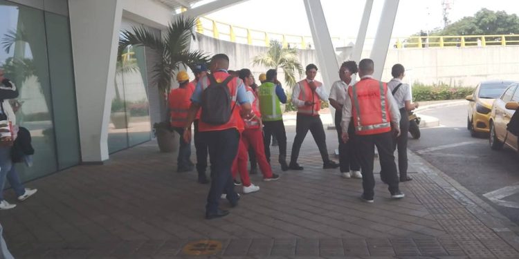¡Pánico en el aeropuerto de Barranquilla! Caninos especializados detectaron una maleta sospechosa en bodega