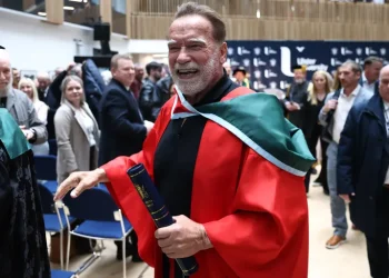 Arnold Schwarzenegger recibe doctorado honoris causa