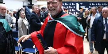 Arnold Schwarzenegger recibe doctorado honoris causa