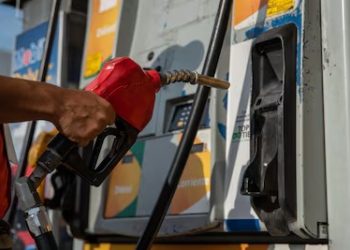 Gobierno advierte que precio de la gasolina podría subir por conflicto en Medio Oriente