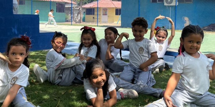 Estudiantes del Alexander Von Humboldt disfrutan espacios del colegio reverdecidos con grama del ‘Metro’