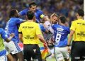 Cruzeiro campeón tras un clásico que terminó en batalla campal