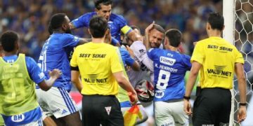 Cruzeiro campeón tras un clásico que terminó en batalla campal