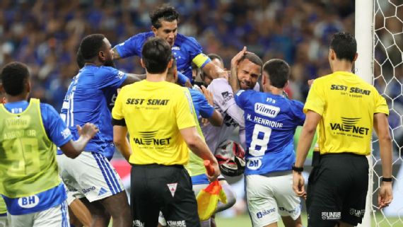 Cruzeiro campeón tras un clásico que terminó en batalla campal