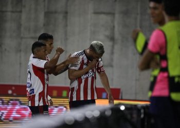 Pestaña se redime con gol agónico y Junior respira en casa