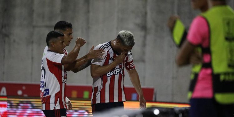 Pestaña se redime con gol agónico y Junior respira en casa