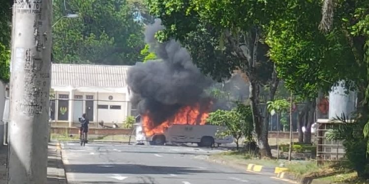 Explosión de bus con carga explosiva cerca del Batallón Pichincha en Cali no deja heridos