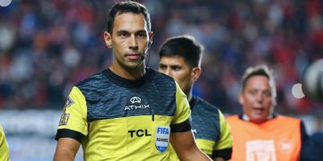 Árbitro Facundo Tello se lesiona durante partido Congo-Jamaica y será reemplazado