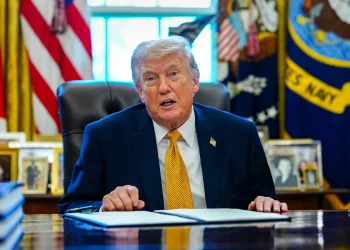 Trump eleva la tensión con Irán: lanza amenaza directa por bloqueo del estrecho de Ormuz