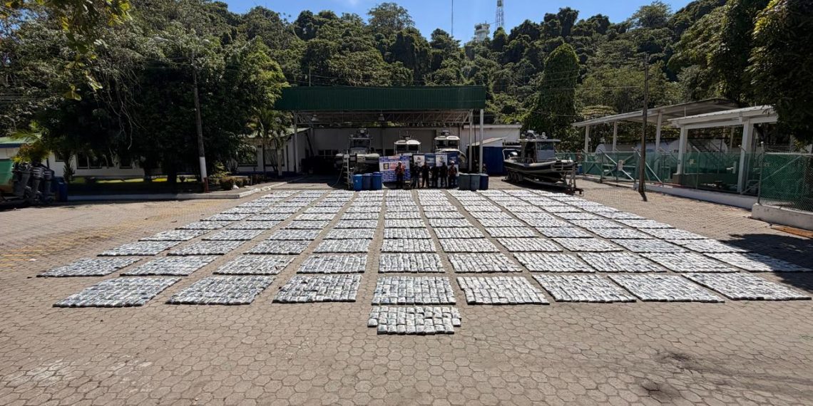 Armada incauta más de 3 toneladas de marihuana en el Pacífico y captura a tres personas