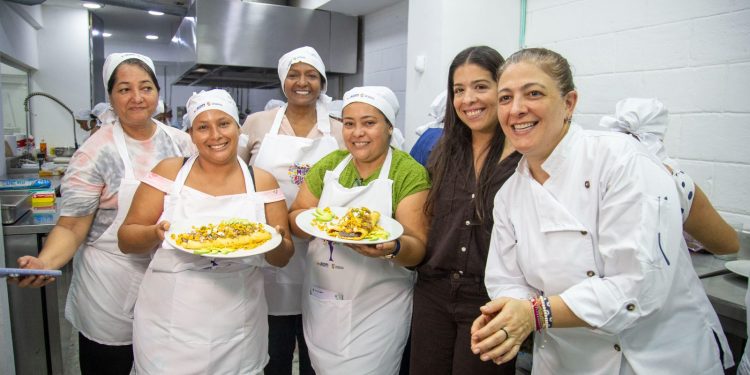 Gobierno de Eduardo Verano promueve la autonomía económica de 50 mujeres del Atlántico con curso de cocina saludable