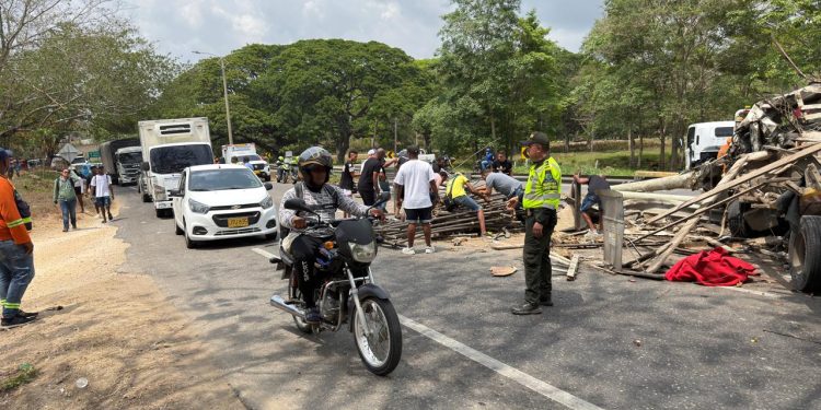 ¡Héroes en la vía! policías salvan a conductor tras aparatoso accidente en Bolívar