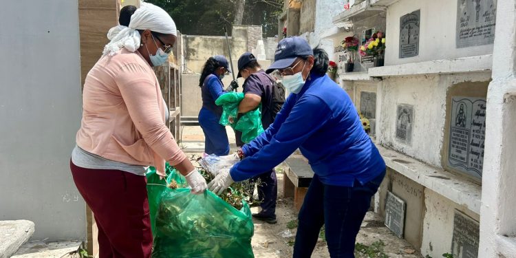 Gran jornada de limpieza contra el dengue en el cementerio municipal de Malambo
