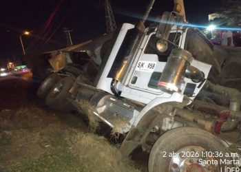 Tractomula se volcó en la Troncal del Caribe: conductor herido