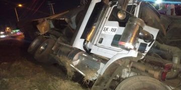 Tractomula se volcó en la Troncal del Caribe: conductor herido