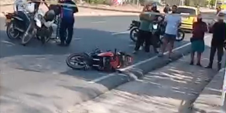 Tragedia en la calle 30: hombre muere tras ser arrollado por motocicleta