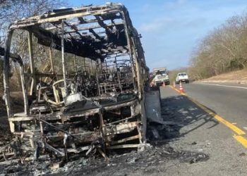 Así quedó el bus de hinchas del Junior tras incendiarse en la madrugada sin dejar víctimas