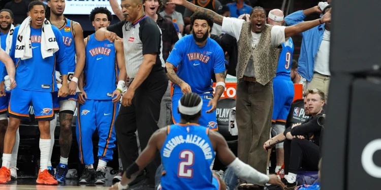 Thunder barre a Phoenix y avanza con autoridad