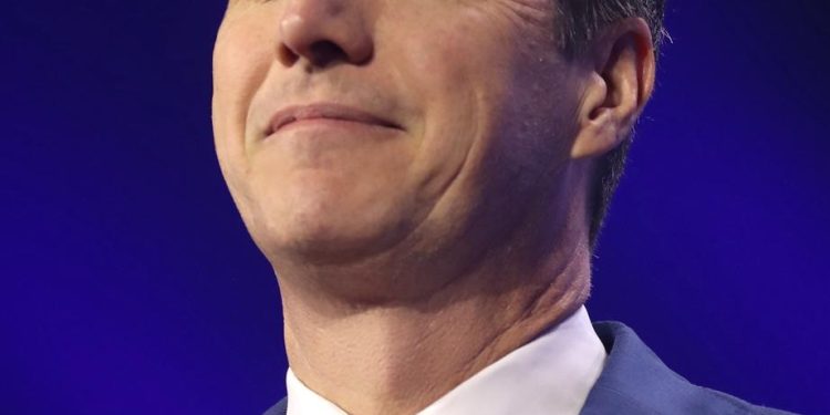 Bernie Moreno participará como observador internacional en elecciones presidenciales de Colombia 2026