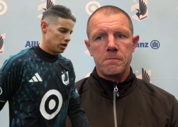 DT de Minnesota sorprende con defensa a James