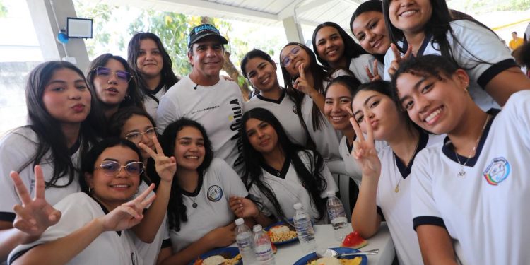 ¡Más de 1.400 estudiantes de la IED María Inmaculada almorzaron sabroso en su nueva cocina – comedor!: alcalde Char