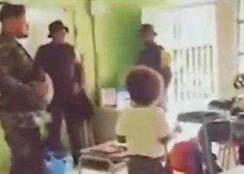 Polémica: disidentes de las FARC llegaron a colegio de Nariño y entregaron útiles escolares