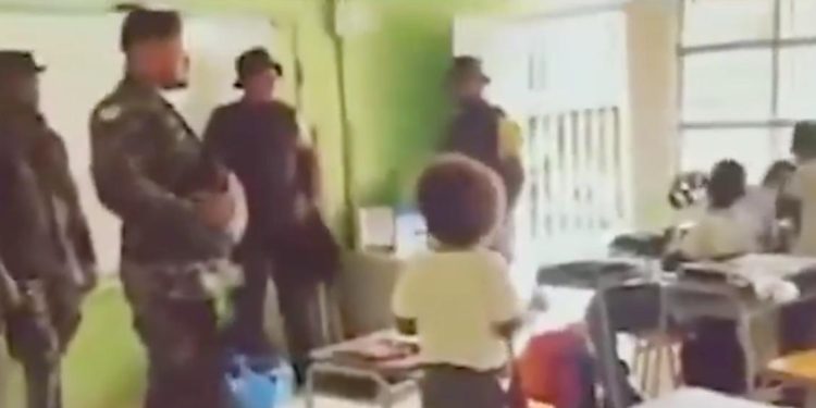 Polémica: disidentes de las FARC llegaron a colegio de Nariño y entregaron útiles escolares