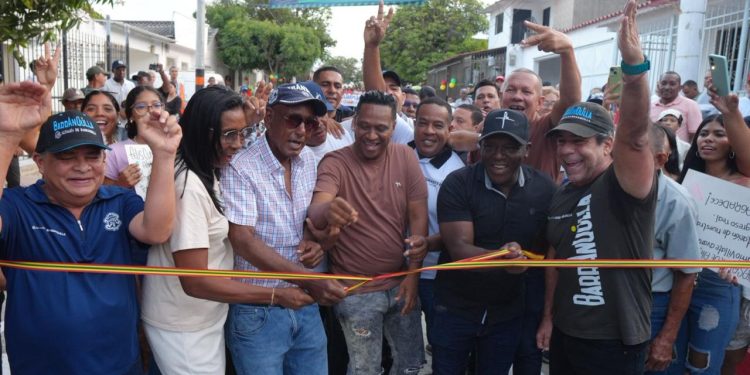 “Una vía pavimentada es el camino que abre paso al progreso”: alcalde Char durante entrega en La Ceiba