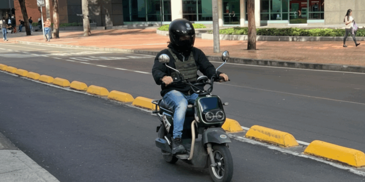 Colombia establece nuevas reglas para el uso de motos eléctricas a partir de 2026