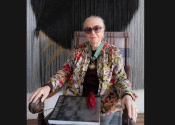 Olga de Amaral recibe condecoración francesa por su aporte al arte contemporáneo