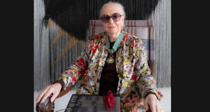 Olga de Amaral recibe condecoración francesa por su aporte al arte contemporáneo