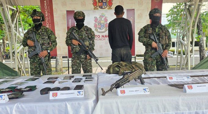 Combates en Chocó dejan un presunto integrante del Clan del Golfo muerto y otro sometido a la justicia