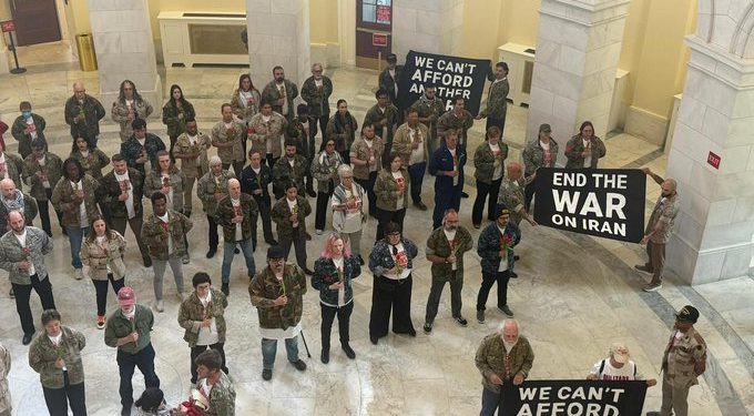 Veteranos protestan en el Congreso de EE. UU. contra conflicto con Irán