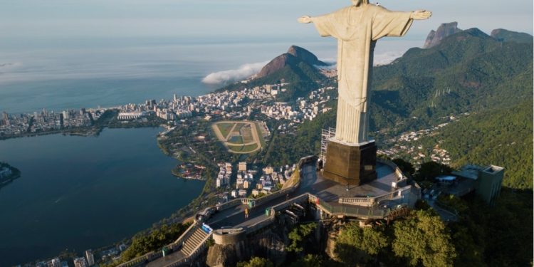 Barranquilla se promociona ante el mundo desde el Cristo Redentor en Brasil