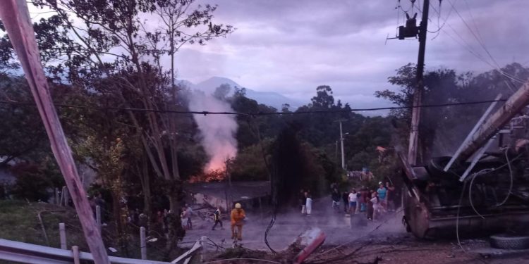 Tragedia en la vía Bogotá–Girardot: dos muertos tras incendio de camión cisterna