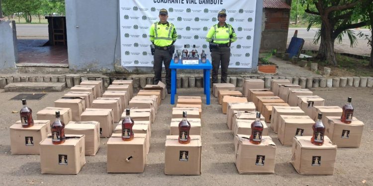 Incautan más de 400 botellas de licor adulterado en vía hacia Cartagena