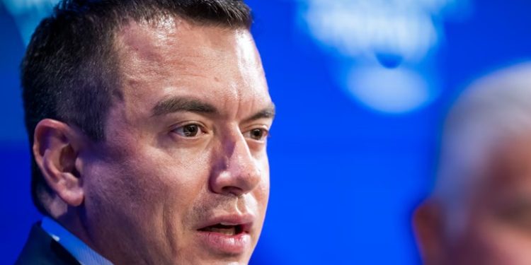 Presidente de Ecuador denuncia presunta incursión de guerrilleros y lanza mensaje a Petro