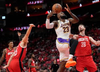 Rockets aplazan la eliminación ante Lakers