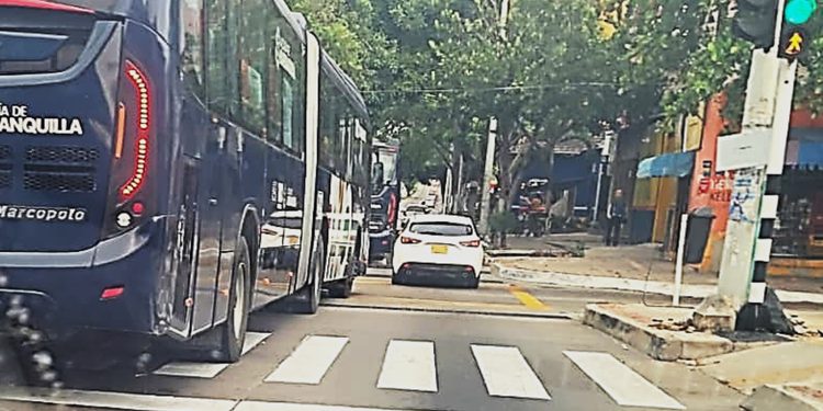 Denuncian robo de rejillas en Barranquilla: riesgo para conductores en la Cra 46 con calle 62