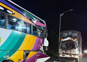 Fuerte choque entre bus y camión deja varios heridos en la vía La Cordialidad
