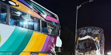 Fuerte choque entre bus y camión deja varios heridos en la vía La Cordialidad