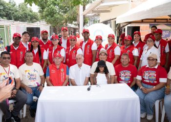 Casa a Casa, gobernador Verano llevó vacunas contra el dengue a niños y niñas en Malambo