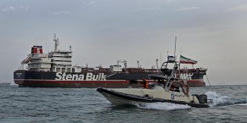 Irán interrumpió tránsito de petroleros por estrecho de Ormuz, tras ataque de Israel al Líbano