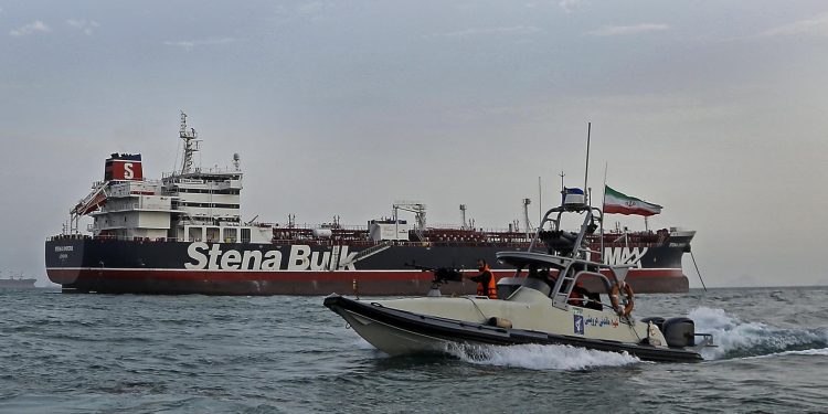 Irán interrumpió tránsito de petroleros por estrecho de Ormuz, tras ataque de Israel al Líbano