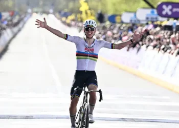 Pogacar impone su ley en Flandes y firma una victoria que ya roza la historia